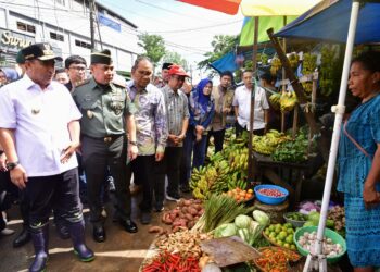 Pj Gubernur Sulsel, Bahtiar Baharuddin, mengunjungi pasar Terong, Senin,(8/4/2024). (Foto: Humas Pemprov Sulsel)