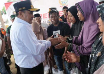 PJ Gubernur membagikan sembako untuk korban banjir Suli, Minggu, (14/4/2024). (Foto: Humas Pemprov Sulsel)