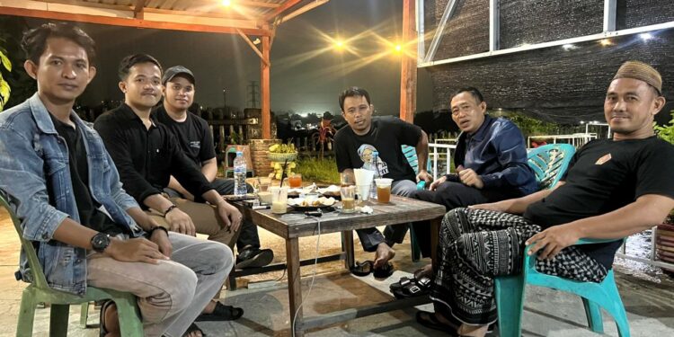PMII Kota Parepare melakukan pertemuan di Pettalolo Cafe, Jalan Laupe, Kelurahan Bukit Harapan, Kecamatan Soreang, Kota Parepare, Sabtu (20/4/2024). (Foto: Humas Pemprov Sulsel)