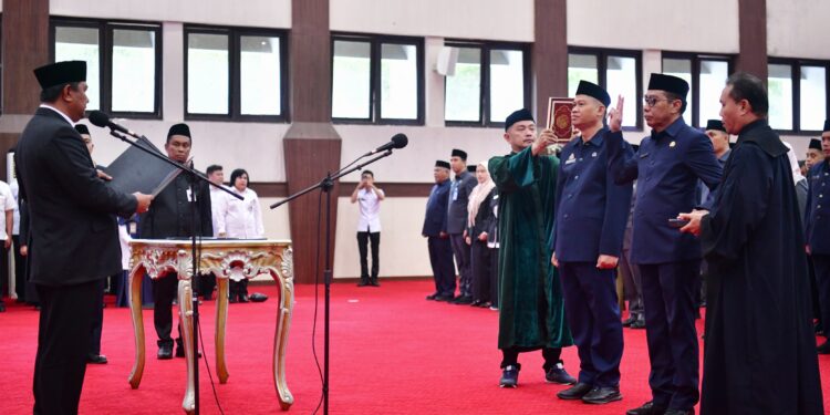 Sebanyak 89 pejabat administrator dan 77 pejabat pengawas di lingkup Pemerintah Provinsi (Pemprov) Sulsel Resmi dilantik. Pelantikan berlangsung di Ruang Pola Kantor Gubernur Sulsel, Rabu, (24/4/2024). (Foto: Humas Pemprov Sulsel)