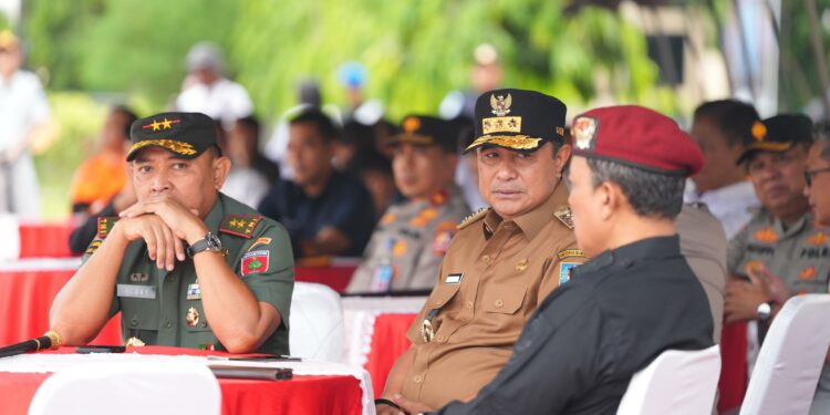 Pj Gubernur Sulsel tampak hadir dalam apel Operasi Ketupat 2024, yang digelar di Markas Komando (Mako) Polda Sulsel di Jalan Perintis Kemerdekaan KM 16, Makassar, Rabu, (3/4/2024). (Foto: Humas Pemprov Sulsel)