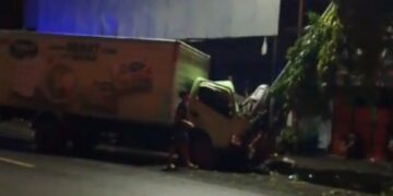 Dini Hari, Mobil Truk Pengangkut Barang Tabrak Tiang di Pinrang