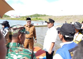 Pj Gubernur Sulsael, Bahtiar Baharuddin bersama pj bupati Wajo dan seluruh organisasi perangkat daerah (OPD) lingkup Pemprov Sulsel maupun kabupaten Wajo kompak menebar benih ikan nila sebanyak 250 ribu di Bendungan Kalola dan Bendungan Paselloreng, Selasa, (2/4/2024). (Foto: Humas Pemprov Sulsel)