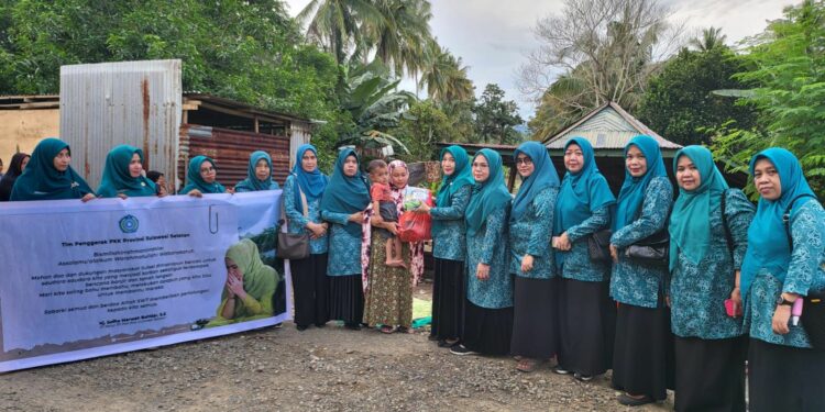 TP PKK Sulsel membagikan bantuan untuk warga korban banjir dan tanah longsor secara door to door, Rabu, (8/5/2024). (Foto: Humas Pemprov Sulsel)