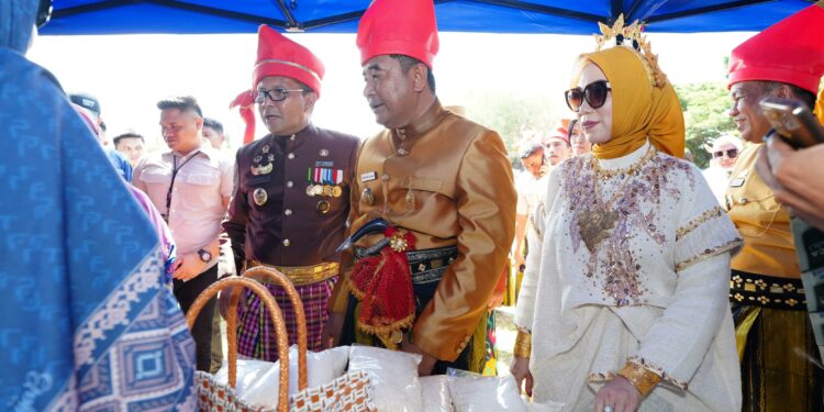 PJ Gubernur Sulsel dan istri menghadiri perayaan HUT Jeneponto, Rabu, (1/5/2024). (Foto: Humas Pemprov Sulsel)