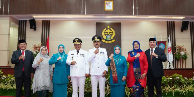 Penjabat (Pj) Ketua Tim Penggerak PKK Sulsel, Sofha Marwah Bahtiar, melantik pj ketua PKK dan Dekranasda Pinrang, di Ruang Pola Kantor Gubernur Sulsel, Kamis, (2/5/2024). (Foto: Humas Pemprov Sulsel)