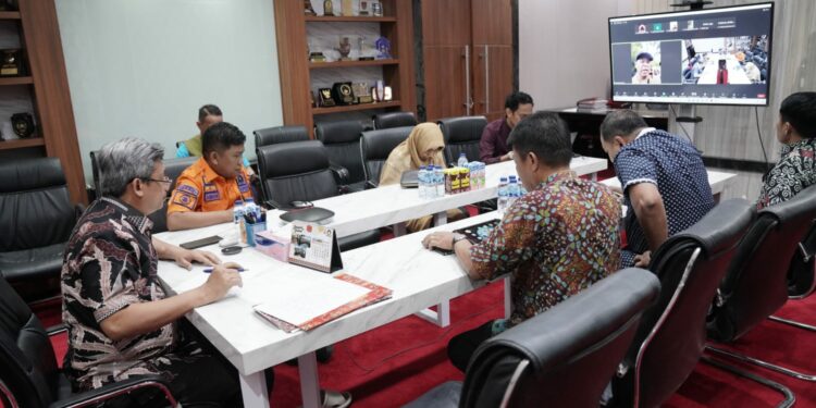 Pj Sekretaris Daerah Provinsi Sulsel, Andi Muhammad Arsjad, memimpin rapat koordinasi bersama enam Kabupaten Kota yang terdampak bencana secara virtual di Ruang Rapat Sekda, Jum’at, (3/5/2024). (Foto: Humas Pemprov Sulsel)