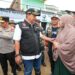 Penjabat Gubernur Sulsel, Bahtiar Baharuddin, bersama Kapolda Sulsel dan Pj Bupati Wajo,  meninjau posko terpadu yang berada di Pasar Siwa, Sabtu sore, (4/5/2024). (Foto: Humas Pemprov Sulsel)