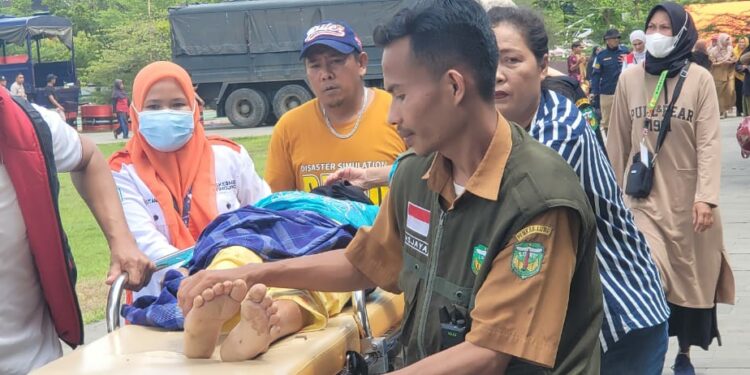 Nakes Sulsel melayani korban banjir dan longsor di Luwu, Senin, (6/5/2024). (Foto: Humas Pemprov Sulsel)