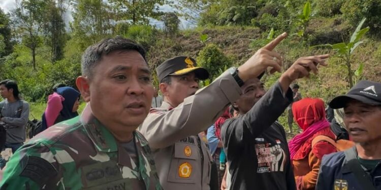 Kapolda Irjen Pol Andi Rian R Djajadi dan Pangdam XIV Hasanuddin Mayjen Bobby Rinal Makmun, mengunjungi lokasi terisolir akibat bencana banjir dan longsor, Selasa (7/5/2024). (Foto: Humas Pemprov Sulsel)