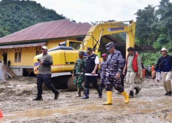 Penjabat Gubernur Sulsel, Bahtiar Baharuddin, bersama Danlantamal VI Makassar Brigjen TNI (Mar), Andi Rahmat M, berhasil menembus titik longsor menuju Desa Kadundung, Kecamatan Latimojong, Kabupaten Luwu, Kamis, (9 Mei 2024). (Foto: Humas Pemprov Sulsel)