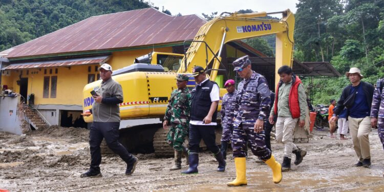 Penjabat Gubernur Sulsel, Bahtiar Baharuddin, bersama Danlantamal VI Makassar Brigjen TNI (Mar), Andi Rahmat M, berhasil menembus titik longsor menuju Desa Kadundung, Kecamatan Latimojong, Kabupaten Luwu, Kamis, (9 Mei 2024). (Foto: Humas Pemprov Sulsel)