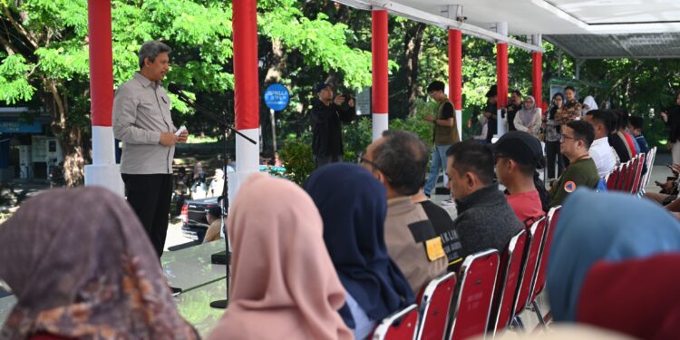 Penjabat Sekertaris Daerah Andi Muhammad Arsjad, melepas bantuan dari OPD untuk korban bencana banjir dan tanah longsor di Lapangan Upacara Kantor Gubernur Sulsel, Jumat, (10/5/2024). (Foto: Humas Pemprov Sulsel)