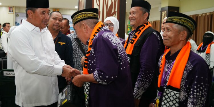 Pj Gubernur Sulsel melepas jemaah haji kloter 1 Embarkasi Makassar, Minggu, (12/5/2024)