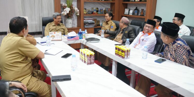 Pj Sekda Sulsel, Andi Muhammad Arsjad, menemui Pengurus Dewan Kemakmuran Masjid (DKM) Masjid Kubah 99 Asmaul Husna, kemarin, Senin, (13/5/2024).(Foto: Humas Pemprov Sulsel)