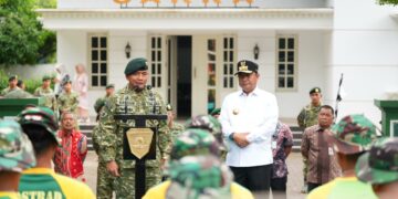 Pangkostrad Kirim Sepuluh Truk Bantuan ke Luwu