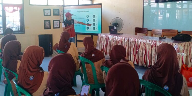 Pemaparan Materi Fotografi kepada Peserta Pelatihan Fotografi di SMAN 8 Pinrang. (Faizal/PijarNews)