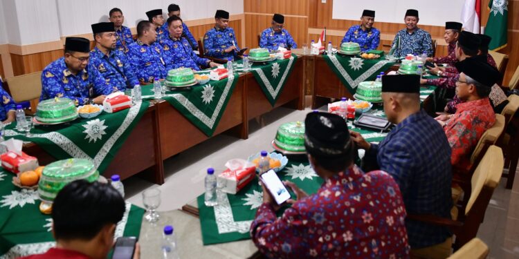 Penjabat Gubernur Sulsel, Prof Zudan Arif Fakrulloh bersilaturahmi dengan Pimpinan Wilayah Muhammadiyah Sulsel, di Pusat Dakwah Muhammadiyah Jalan Perintis Kemerdekaan, Senin, (20/5/2024). (Foto: Humas Pemprov Sulsel)