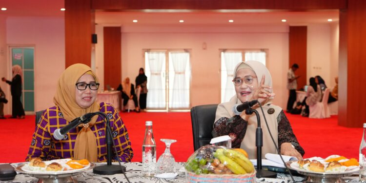 Bunda PAUD Sulsel, Ninuk Triyanti Zudan, memimpin rapat pembahasan program dan kegiatan Pokja Bunda PAUD Tahun 2024, di Aula Tudang Sipulung, Rujab Gubernur Sulsel, Selasa, (21/5/2024). (Foto: Humas Pemprov Sulsel)