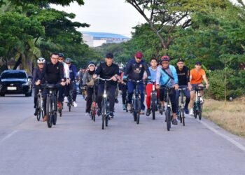 PJ gubernur Sulsel dan duta Indonesia untuk Portugal bersepeda santai menikmati kawasan CPI, Jumat, (24/5/2024). (Foto: Humas Pemprov Sulsel)