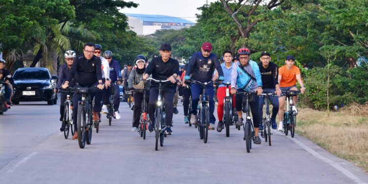 PJ gubernur Sulsel dan duta Indonesia untuk Portugal bersepeda santai menikmati kawasan CPI, Jumat, (24/5/2024). (Foto: Humas Pemprov Sulsel)