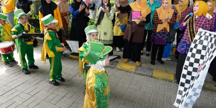 Pj Ketua TP PKK Provinsi Sulsel, Sofha Marwah Bahtiar, membuka pelaksanaan Gebyar PAUD 2024 Tingkat Provinsi Sulsel, yang dipusatkan di Maxone Hotel Makassar, Kamis, (2/5/2024). (Foto: Humas Pemprov Sulsel)