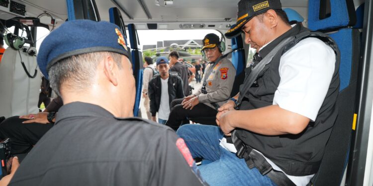 Penjabat Gubernur Sulsel, Bahtiar Baharuddin dan Kapolda Sulsel Andi Rian R Djajadi, baru saja landing menggunakan helikopter di Lapangan Andi Djemma, Kabupaten Luwu, yang merupakan posko utama tanggap darurat bencana, Sabtu, (4/5/2024). (Foto: Humas Pemprov Sulsel)