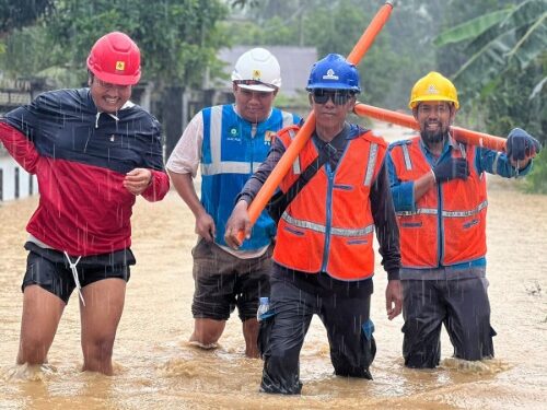 Petugas PLN Saat Melakukan Perbaikan Listrik di Lokasi Banjir Sidrap.