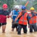 Petugas PLN Saat Melakukan Perbaikan Listrik di Lokasi Banjir Sidrap.