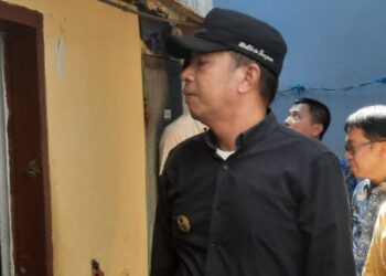 Foto: PIJARNEWS.COM/Ikbal
Caption: Wali Kota Parepare Akbar Ali saat mengunjungi rumah warga disela-sela penyaluran bantuan cadangan beras pemerintah.