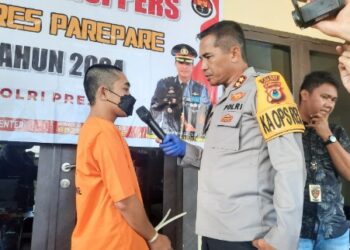 Foto: PIJARNEWS.COM/Ikbal
Ket: Kapolres Parepare AKBP Arman Muis menggelar konferensi pers pengungkapan kasus pencurian kendaraan bermotor di halaman Mapolres Parepare Jl Andi Mappatola, Kecamatan Ujung, Parepare, Senin (20/5/2024).