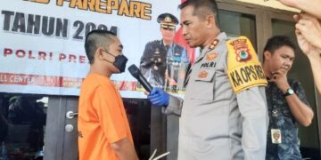 Foto: PIJARNEWS.COM/Ikbal
Ket: Kapolres Parepare AKBP Arman Muis menggelar konferensi pers pengungkapan kasus pencurian kendaraan bermotor di halaman Mapolres Parepare Jl Andi Mappatola, Kecamatan Ujung, Parepare, Senin (20/5/2024).