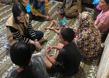 Pemerintah Provinsi Sulsel melalui Dinas Pemberdayaan Perempuan dan Perlindungan Anak, Pengendalian Penduduk dan KB (DP3AP2KB) memberikan pendampingan trauma healing kepada anak-anak dan perempuan yang menjadi korban banjir dan tanah longsor, Rabu, (8/5/2024). (Foto: Humas Pemprov Sulsel)