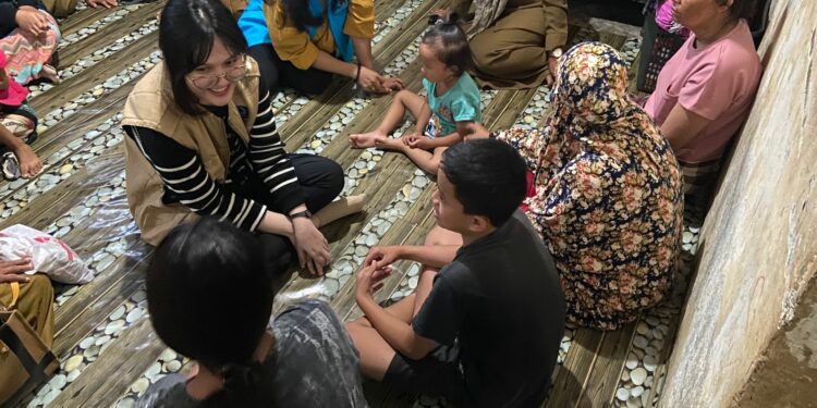 Pemerintah Provinsi Sulsel melalui Dinas Pemberdayaan Perempuan dan Perlindungan Anak, Pengendalian Penduduk dan KB (DP3AP2KB) memberikan pendampingan trauma healing kepada anak-anak dan perempuan yang menjadi korban banjir dan tanah longsor, Rabu, (8/5/2024). (Foto: Humas Pemprov Sulsel)