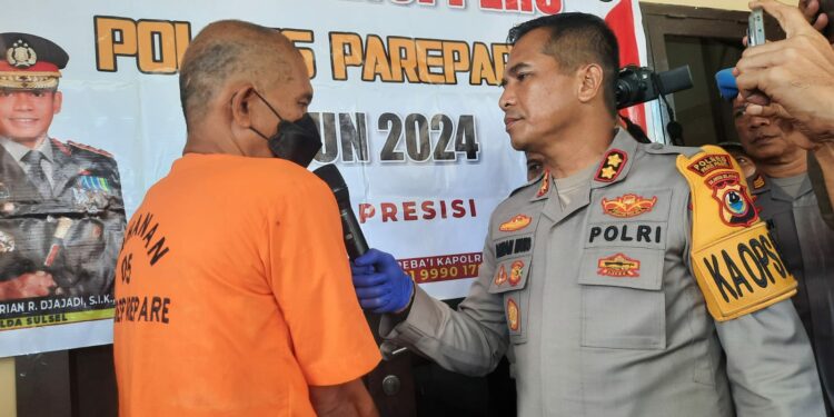 Kapolres Parepare AKBP Arman Muis bersama pelaku kasus penipuan di halaman Mapolres Parepare Jl Andi Mappatola, Kecamatan Ujung, Senin (20/5/2024).