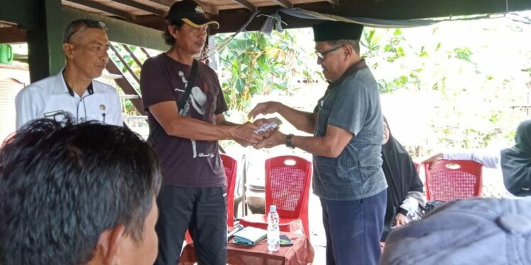 Sumber:  HO/Istimewa 
 Penyaluran bantuan Program Pengembangan Usaha Agribisnis ke Gapoktan Nene Mallomo, Kabupaten Sidrap, Sulsel