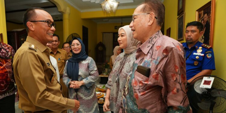 Prof. Zudan temui Prof Basri Hasanuddin di kediaman Prof Basri, Jalan Al Markaz No. 1, Selasa, (21/5/2024). (Foto: Humas Pemprov Sulsel)