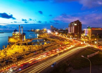 Suasana malam hari di salah satu sudut kota Makassar (Foto: int)