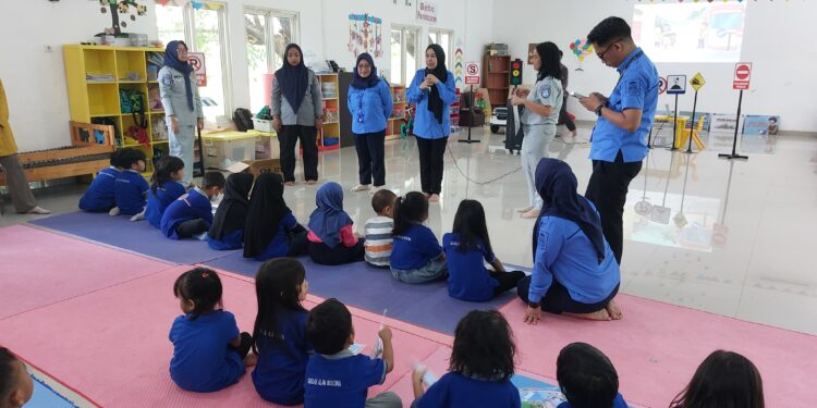 Jasa Raharja bekerja sama dengan Dinas Perhubungan melakukan kunjungan edukatif ke PG-TK Sekolah Alam Bosowa. Jasa Raharja dan Dishub memberikan edukasi tertib lalu lintas sejak dini, Rabu,(12 Juni 2024).