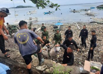 Ketgam: Pemkot Parepare dan Petugas gabungan gelar bakti sosial bersih pantai Cempae, Selasa (4/6/2024). Foto: PIJARNEWS.COM/Ikbal