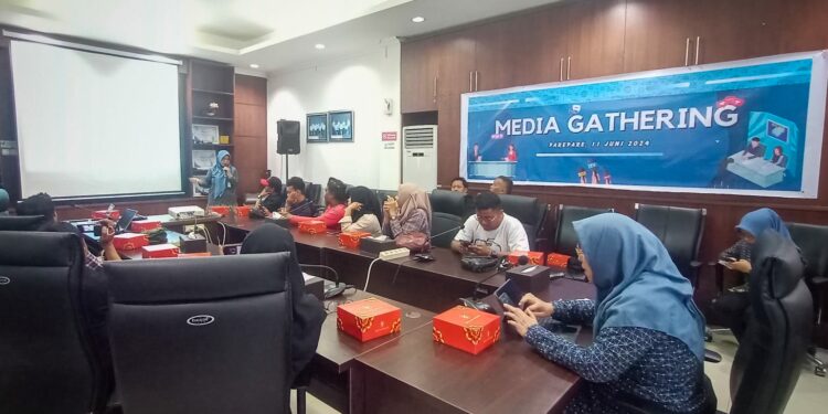 Kepala BPJS Kesehatan Cabang Kota Parepare Andi Rismaniswati Syaiful memimpin media gathering yang dihadiri puluhan Jurnalis