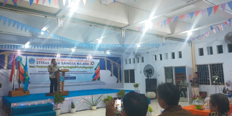 Pj. Gubernur Sulbar, Dr. Bahtiar Baharuddin memberi sambutan dalam malam puncak Dies Natalis 20 tahun STIKES BBM yang digelar di aula kampus STIKES BBM, Jumat (14/6/2024)