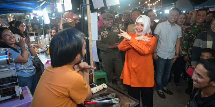 Ketua TP PKK Kota Makassar Indira Yusuf Ismail mengunjungi Pasar Malam Utara Fest 2024 di Pelabuhan Paotere Kecamatan Ujung Tanah, Jumat (21/6/2024).