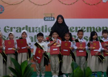 Sekolah Alam Bosowa (SAB) selenggarakan penamatan siswa-siswi tingkat TK B dan SD melalui Graduation Ceremony yang berlangsung di Sekolah Alam Bosowa, Sabtu (22/6/2024)