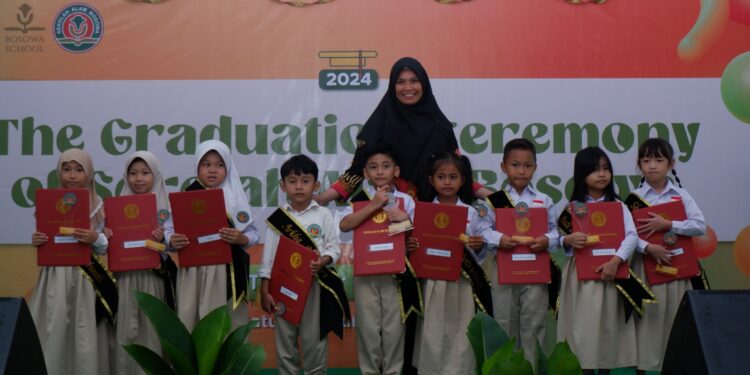 Sekolah Alam Bosowa (SAB) selenggarakan penamatan siswa-siswi tingkat TK B dan SD melalui Graduation Ceremony yang berlangsung di Sekolah Alam Bosowa, Sabtu (22/6/2024)