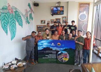 Tim EIGER Adventure Kolaborasi dengan tetua adat dari Desa Manimbahoi untuk menjaga Bulu’ Baria di Gowa, Jumat (28/6/2024)