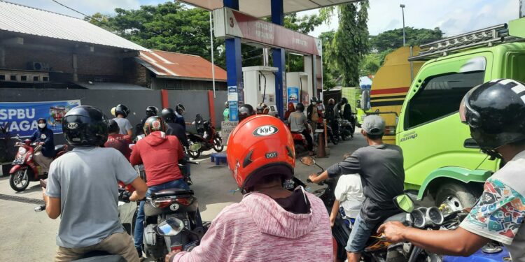 Foto: Ikbal/Pijarnews.com 
Suasana antrean panjang kendaraan di SPBU km 3 Lapadde untuk mendapatkan BBM jenis Pertalite, Jumat (12/7/2024).