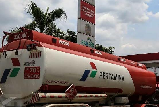 Foto: HO/Istimewa 
Mobil tangki milik Pertamina yang mengangkut BBM bersubsidi untuk masyarakat.