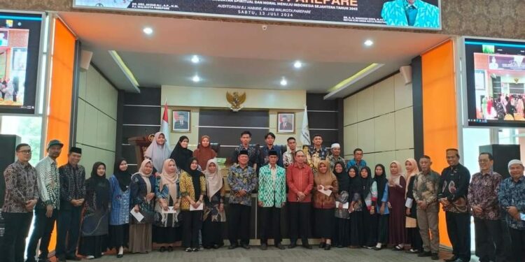 Foto bersama pengurus ICMI Orda Kota Parepare dengan para guru honorer non sertifikasi dalam proses ICMI menyapa guru,  Sabtu (13/7/2024). (Foto: Ikbal/Pijarnews.com)