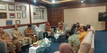 Sekda Kota Parepare, Muh. Husni Syam, didampingi sejumlah Kepala SKPD menerima langsung kunjungan Komisi Penanggulangan AIDS (KPA) Provinsi Sulsel, di Lounge BJ Habibie, Selasa (23/7/2024). (ist)